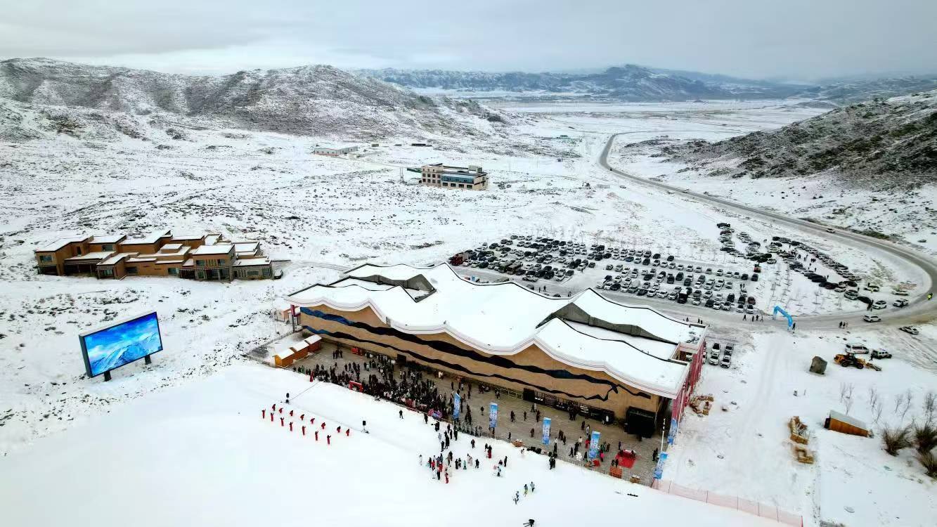 青格里狼山国际滑雪场 - 图片1