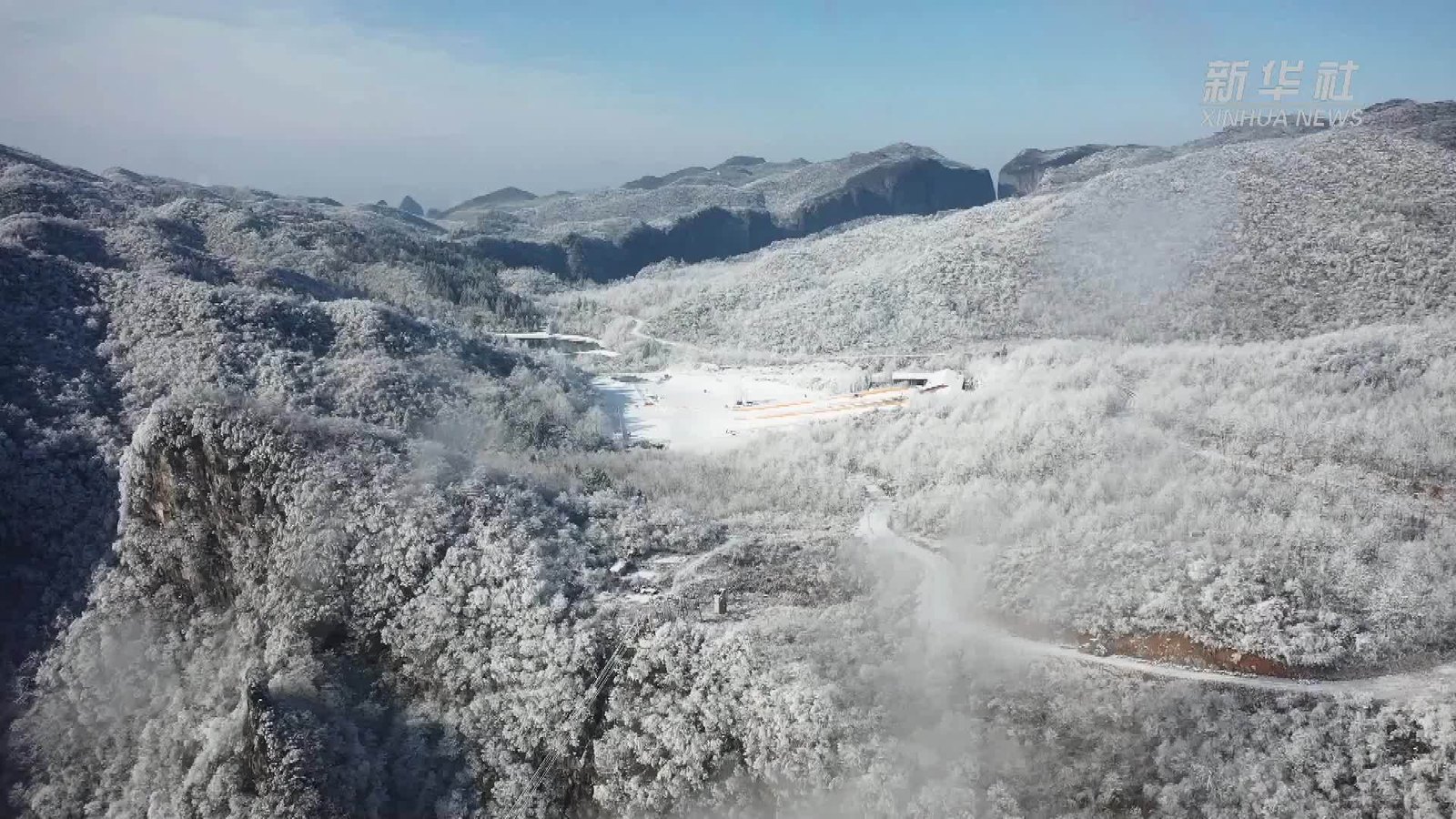 张家界冰雪世界滑雪馆 - 图片1