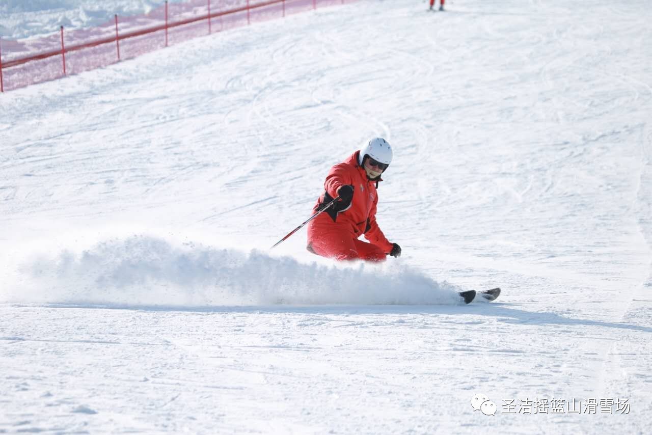 圣洁摇篮山滑雪旅游度假地